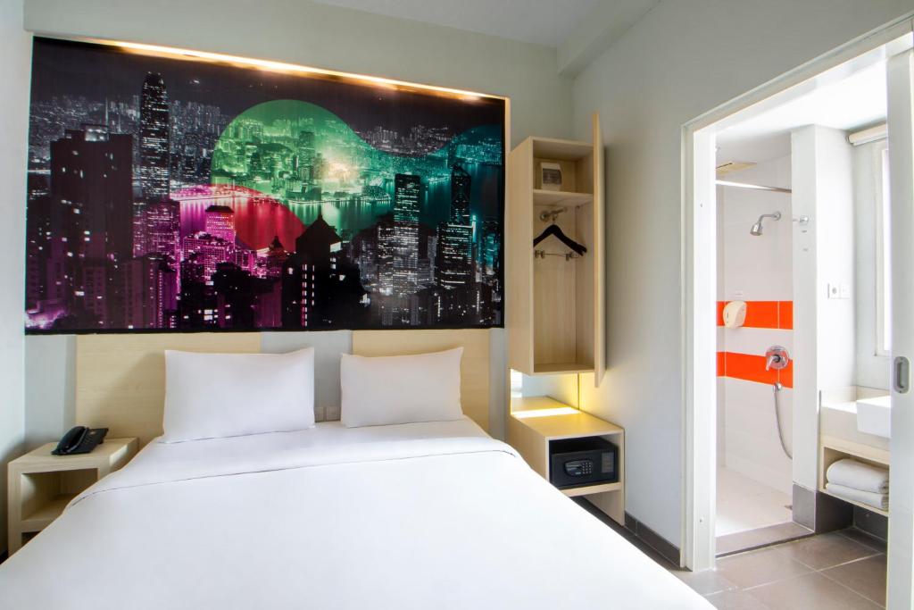 Postel nebo postele na pokoji v ubytování Cleo Business Hotel Walikota Mustajab City Center