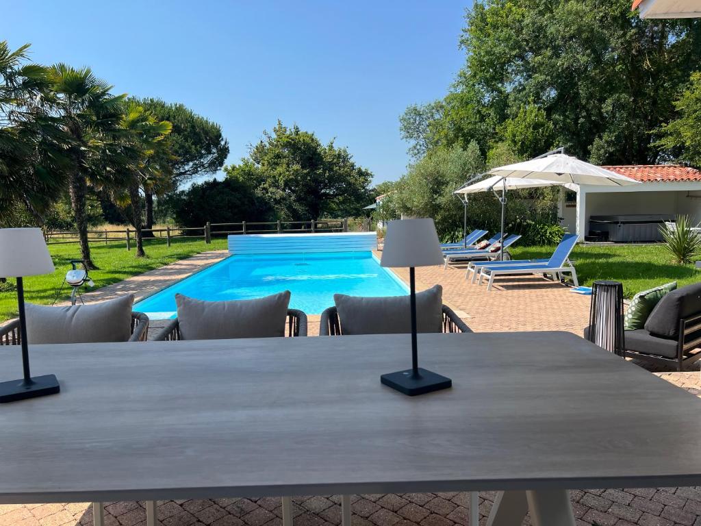 Bazén v ubytovaní Gîtes de charme "l'écrin de Vendée" jacuzzi privatif, piscine chauffée, prestations bien être, vélos à 10 mn de l'océan sur 3,5 h de verdure alebo v jeho blízkosti