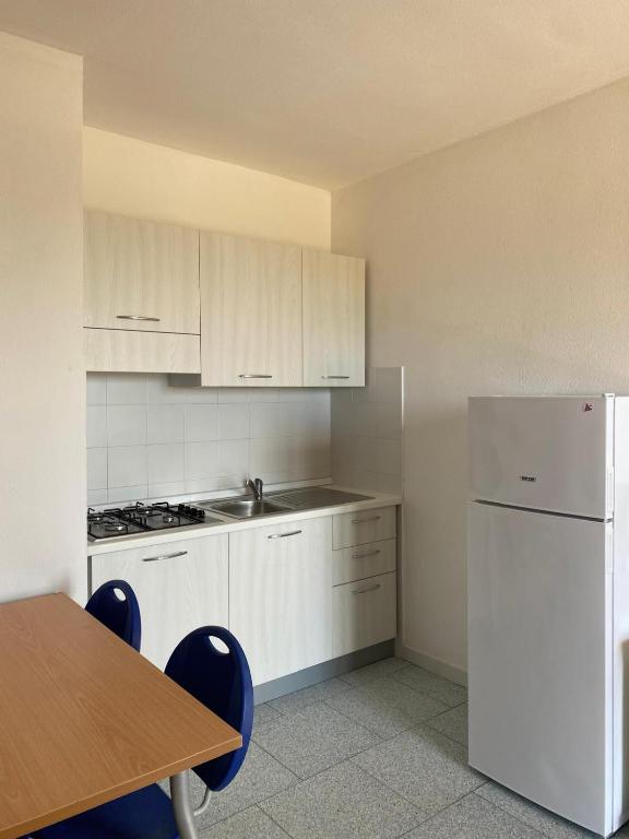 A kitchen or kitchenette at Borgo del Tennis - Sa Ventana 2