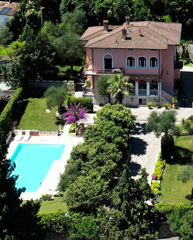 an aerial view of a house with a swimming pool at Villa Lou in Toscolano Maderno