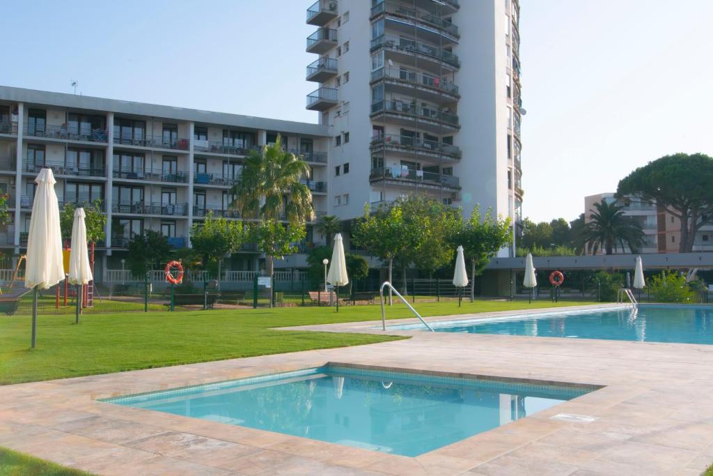 Bazén v ubytování Agaró Cambrils Apartments nebo v jeho okolí