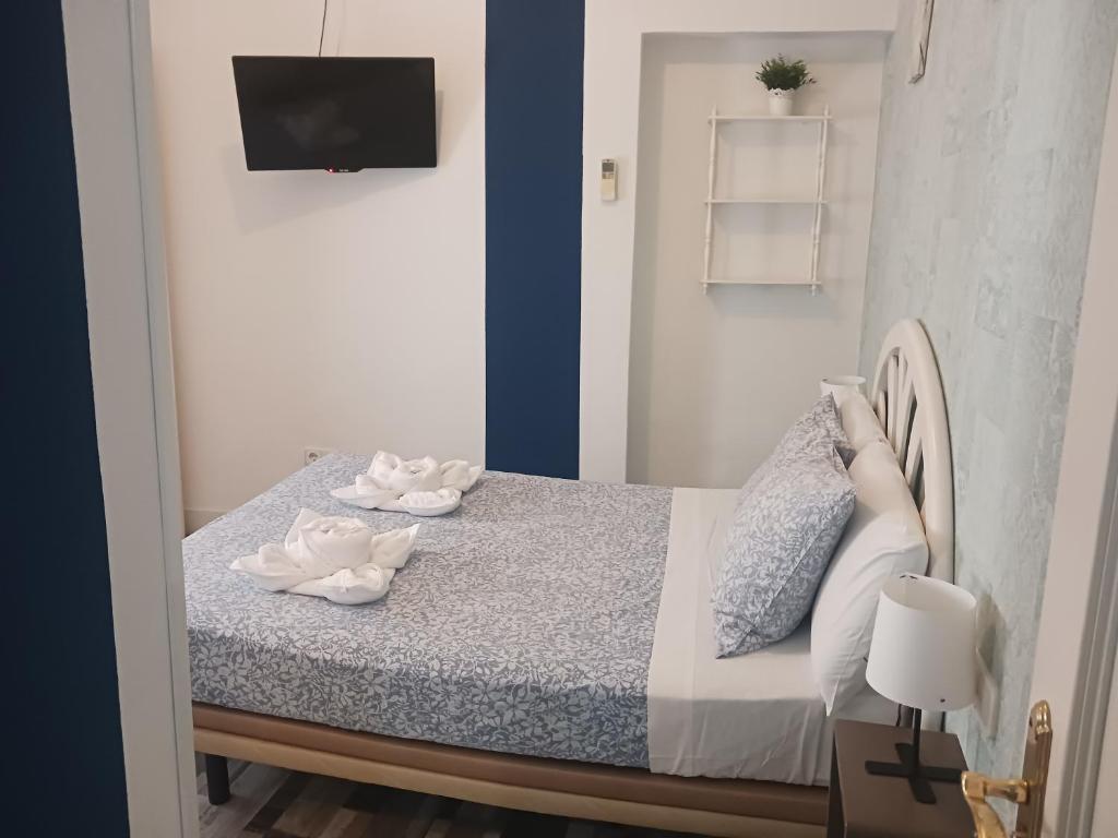 Un dormitorio con una cama con toallas. en Fuencarral Adeco, en Madrid