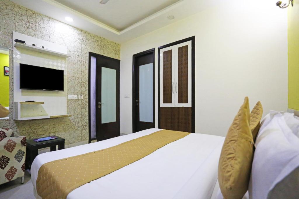 TV a/nebo společenská místnost v ubytování Hotel Smart Inn-Near Delhi Airport