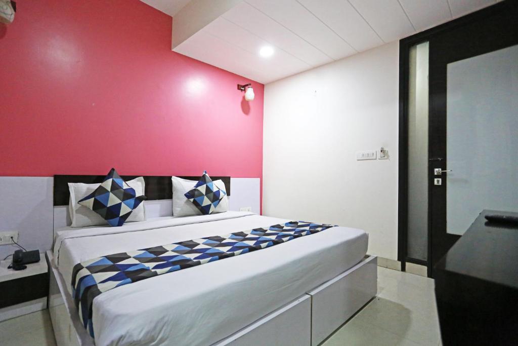 Postel nebo postele na pokoji v ubytování Hotel Smart Inn-Near Delhi Airport