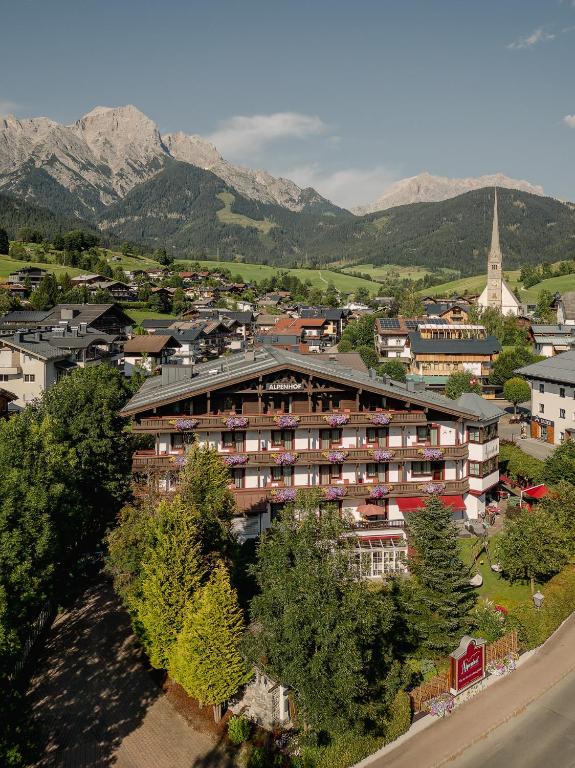 Nespecifikovaný výhled na hory nebo výhled na hory při pohledu z hotelu