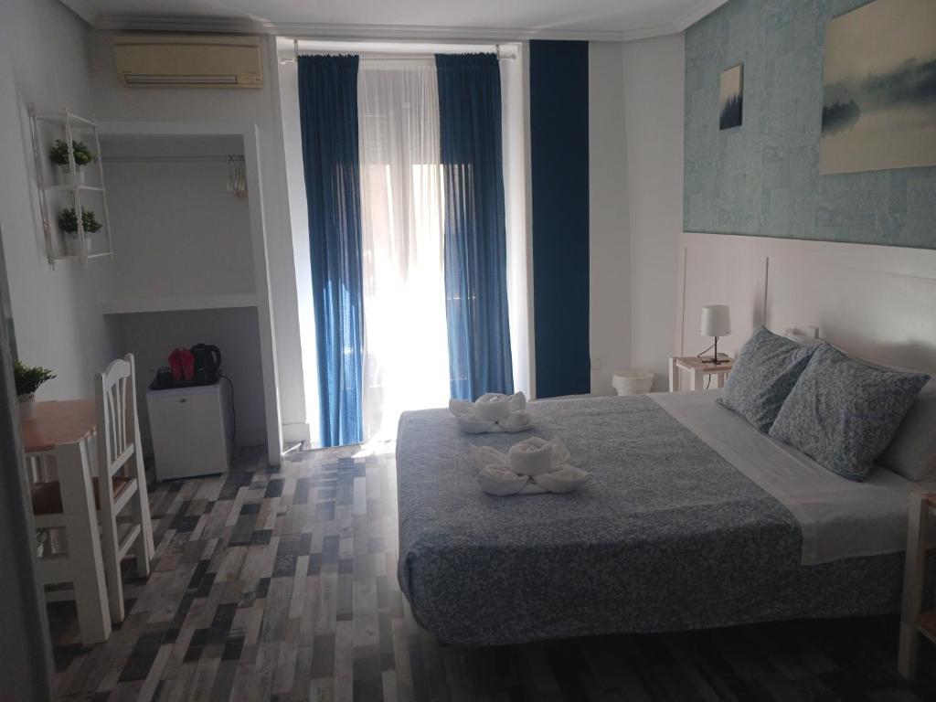 Cama o camas de una habitación en Fuencarral Adeco