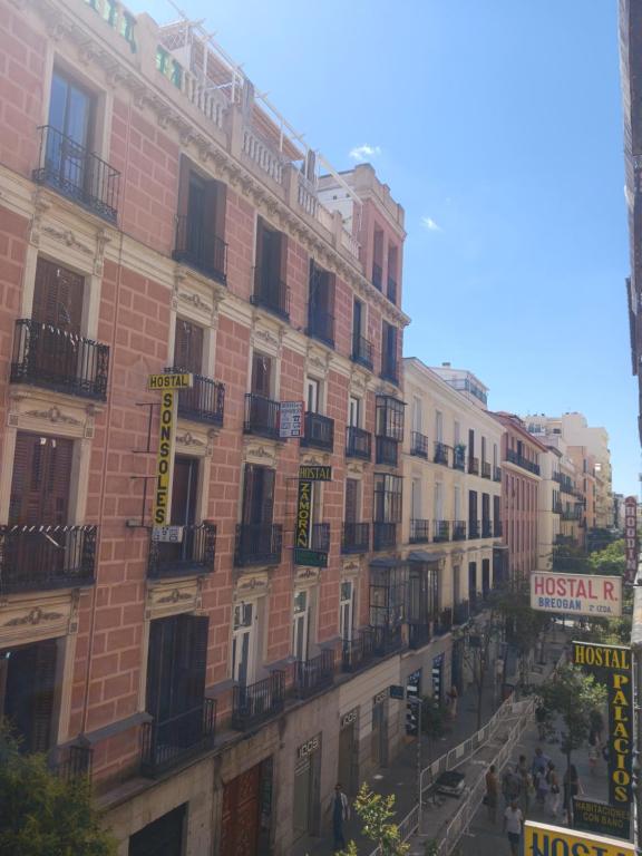 Edificio en el que se encuentra el hostal o pensión