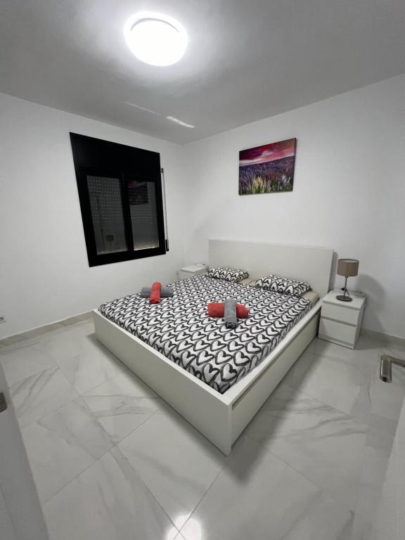 Postel nebo postele na pokoji v ubytování Maison de Rêve avec Piscine Privative et Vue sur Mer - Proche Barcelone et Port Aventura