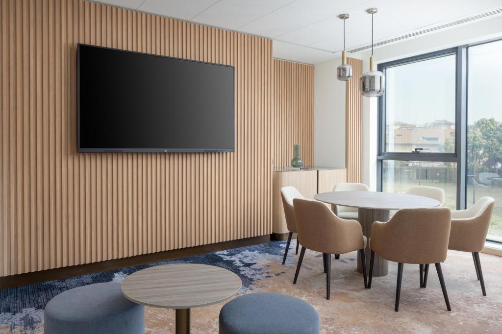 Телевизор и/или развлекательный центр в Courtyard by Marriott Milano Linate