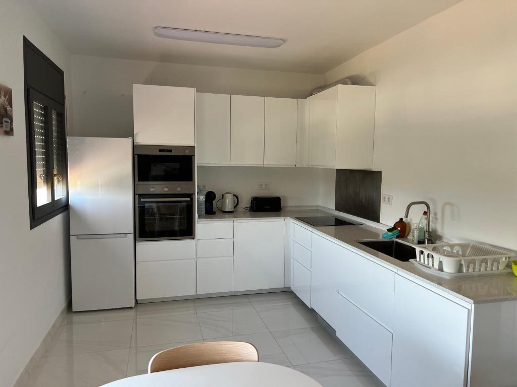 Kuchyň nebo kuchyňský kout v ubytování Maison de Rêve avec Piscine Privative et Vue sur Mer - Proche Barcelone et Port Aventura