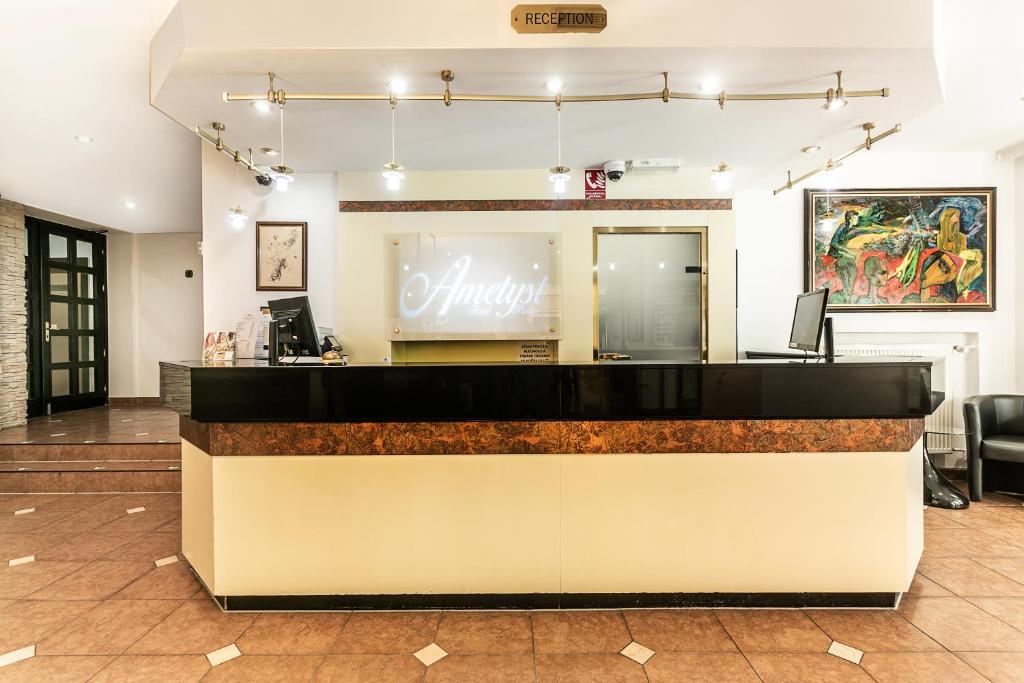 布拉格布拉格阿米西斯特酒店的大堂设有酒吧,上面有标志