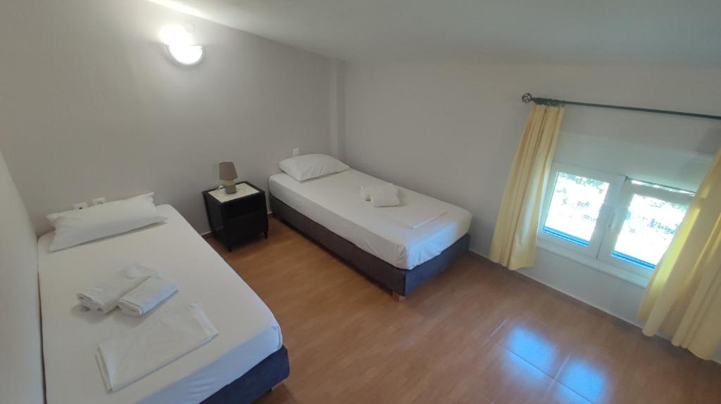 Łóżko lub łóżka w pokoju w obiekcie Aliki Serenity Cottage