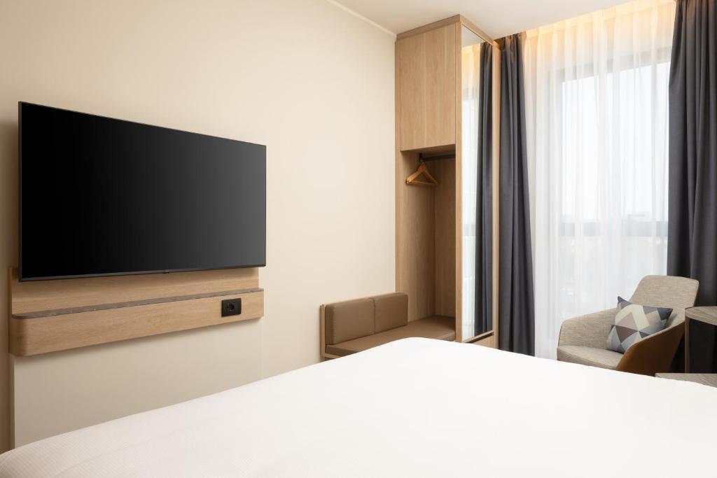 Телевизор и/или развлекательный центр в Courtyard by Marriott Milano Linate