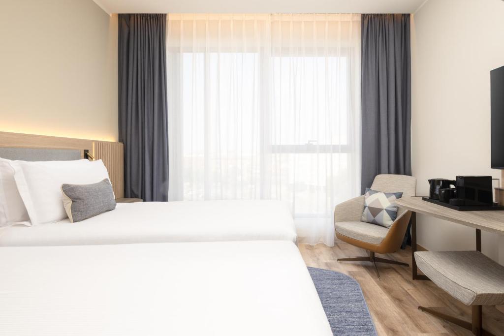 Кровать или кровати в номере Courtyard by Marriott Milano Linate