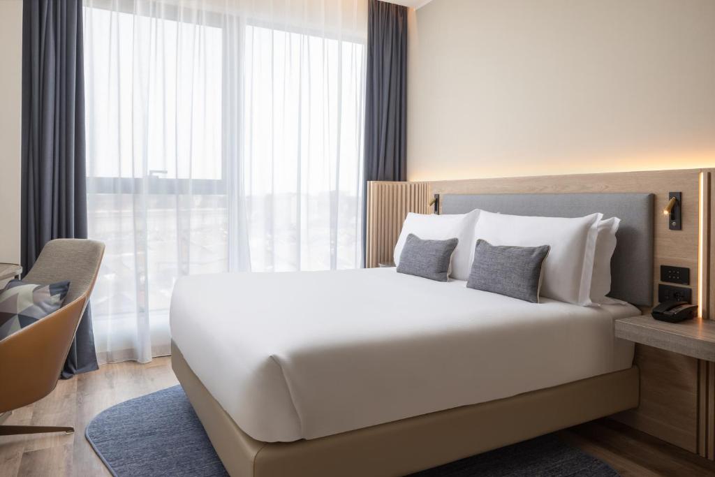 Кровать или кровати в номере Courtyard by Marriott Milano Linate