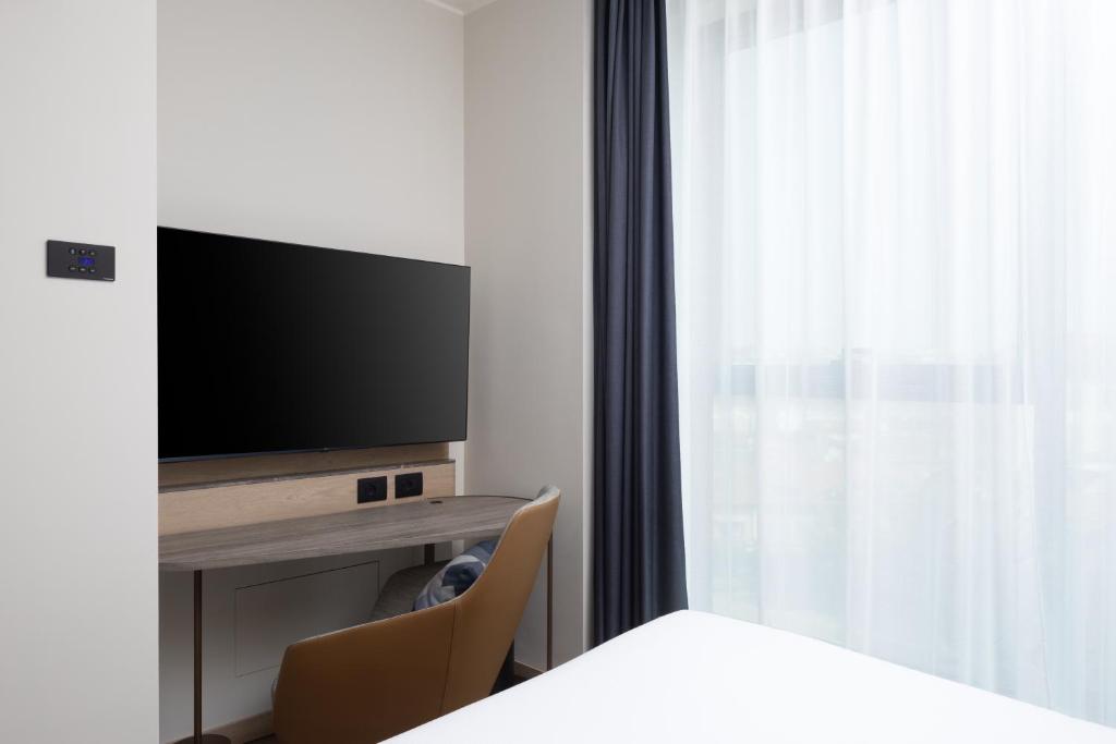 Телевизор и/или развлекательный центр в Courtyard by Marriott Milano Linate