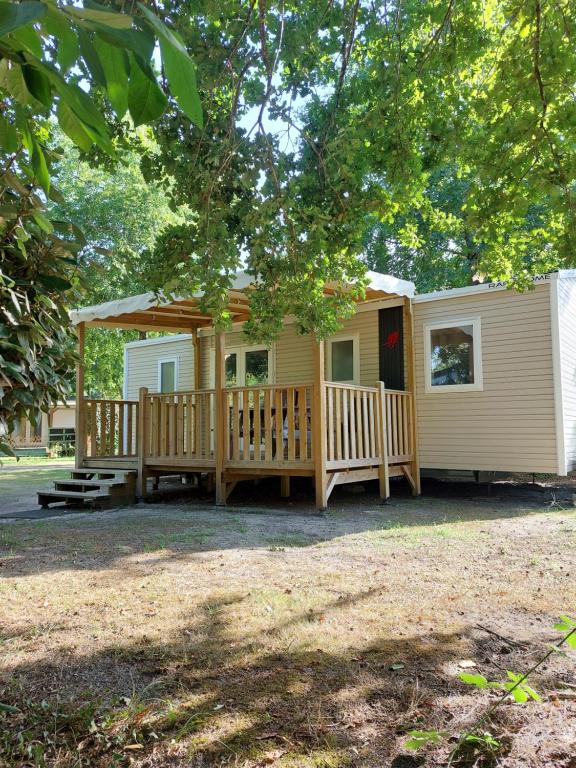 un mobil-home avec un porche et une terrasse dans l'établissement Mobil home 3 chambres climatisé, à Saint-Julien-en-Born