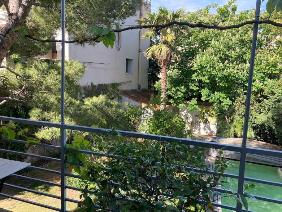 d'un balcon avec vue sur le jardin. dans l'établissement Grande Villa jardin et piscine à Endoume, à Marseille