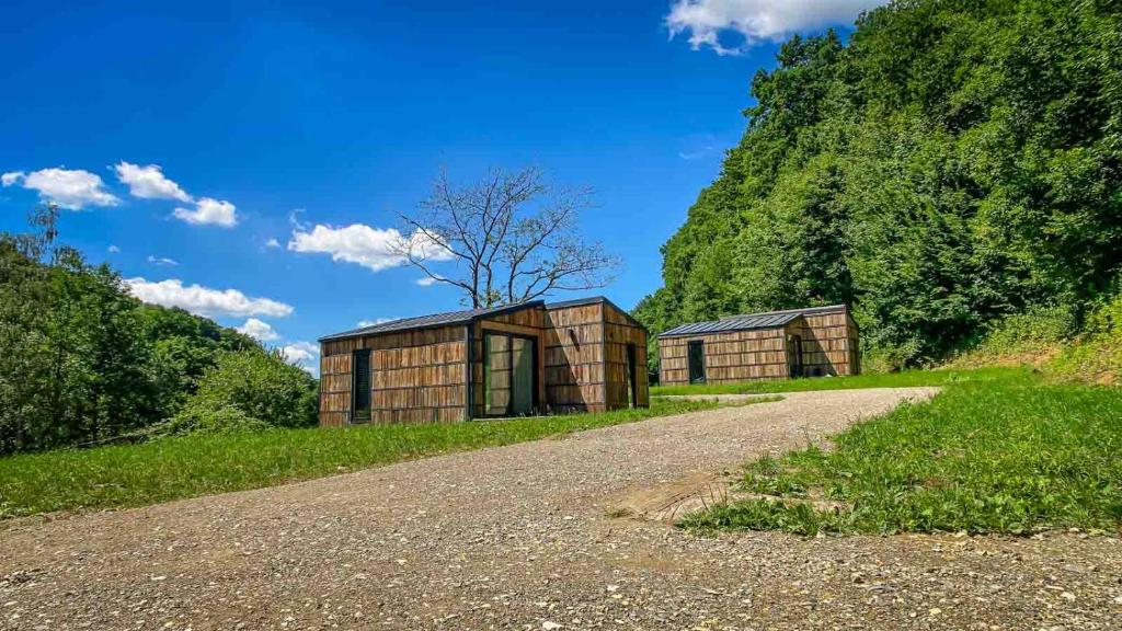 a house on a hill next to a dirt road at "Rózin Pstrągarnia" domki całoroczne Jura Krakowsko-Częstochowska in Krzeszowice