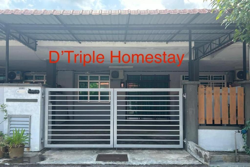 BembanにあるD'Triple Homestay Bandar Jasin Bestari Jasin Melakaの薬局の前の白い門