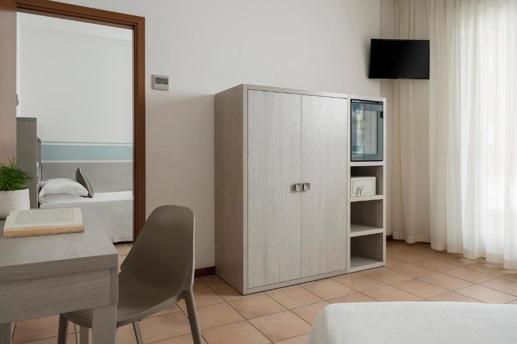A television and/or entertainment centre at Hotel Roxy & Beach