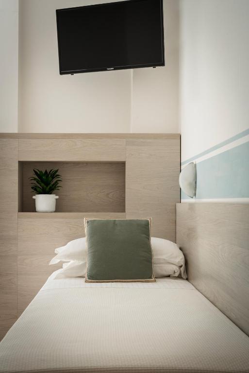 A bed or beds in a room at Hotel Roxy & Beach