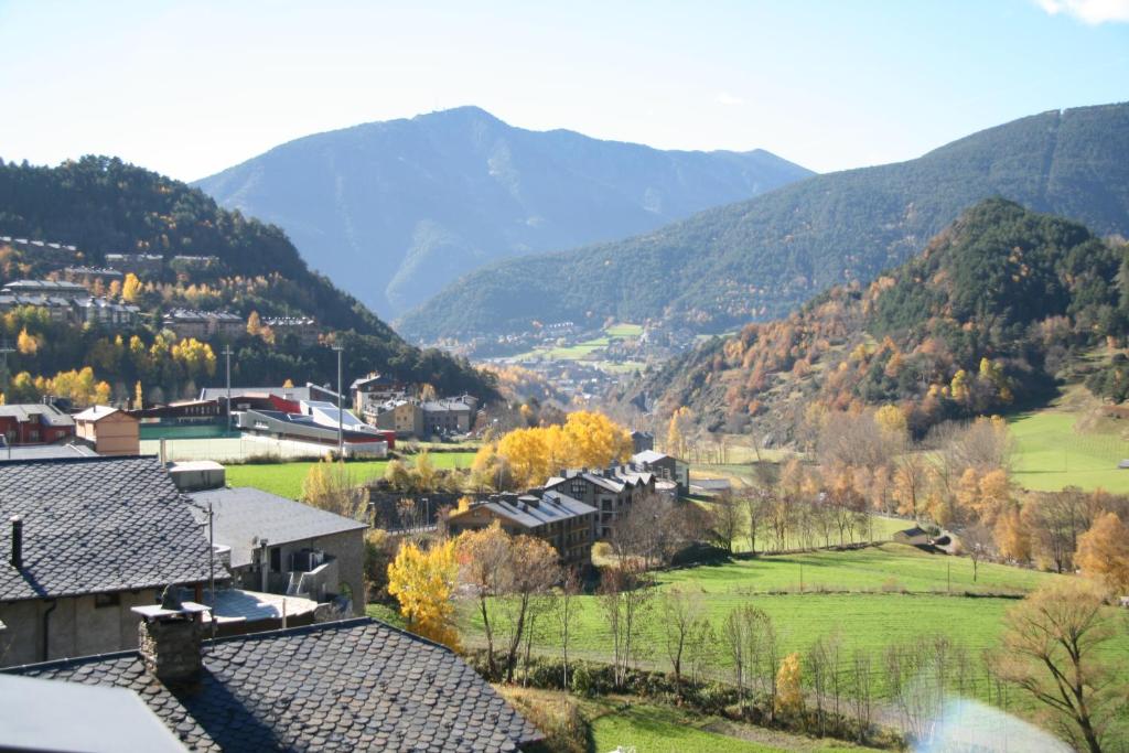 un pueblo en un valle con montañas en el fondo en Gaspà, en Ordino