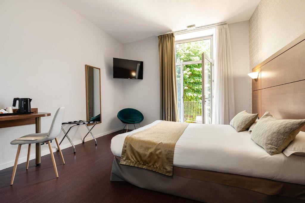 Postel nebo postele na pokoji v ubytování The Originals City, Hôtel Bristol, Le Puy-en-Velay