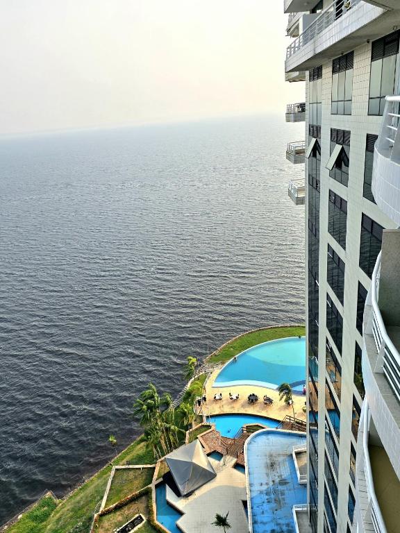 Bazén v ubytování 1313 Flat de Luxo com vista maravilhosa do Rio nebo v jeho okolí