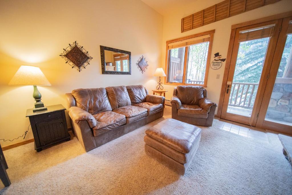 un salon avec un canapé et deux chaises dans l'établissement Arapahoe Lodge 8105 by SummitCove Lodging, à Keystone