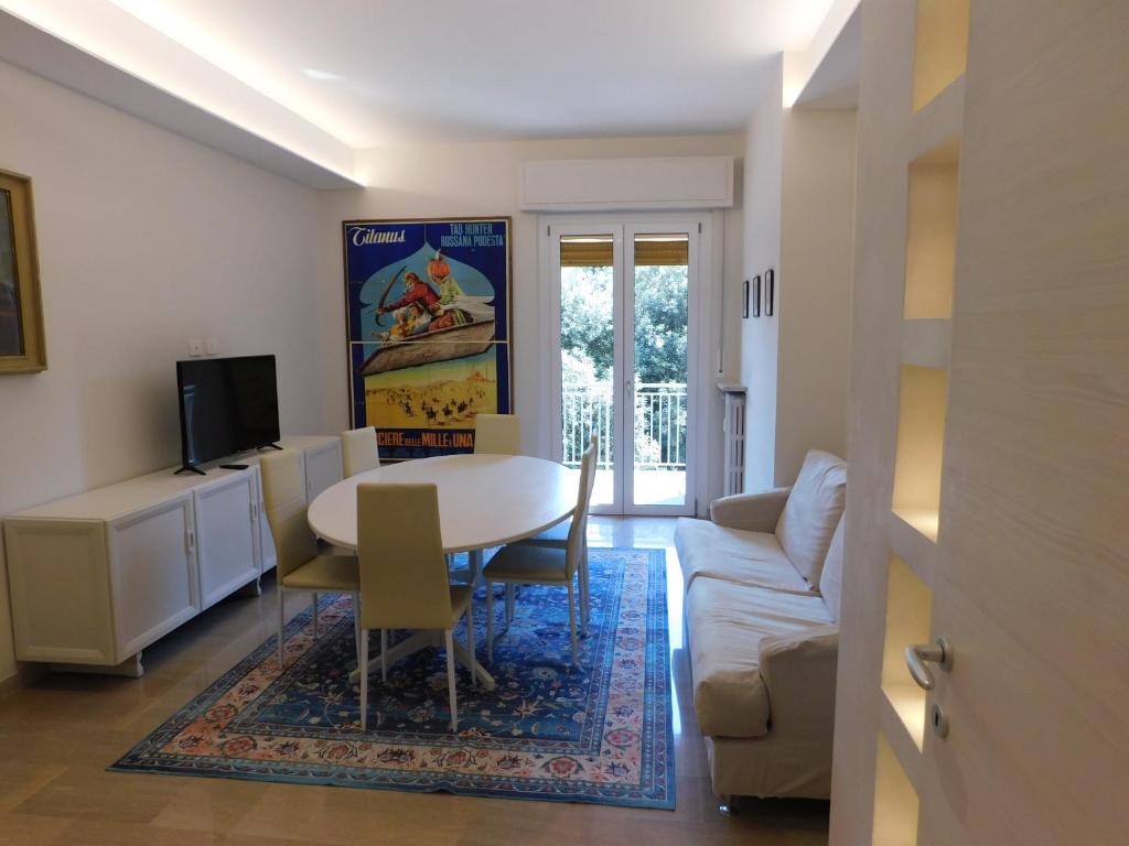 Hotel Gate42, a living room with a table and a couch at Gate42 in Verona