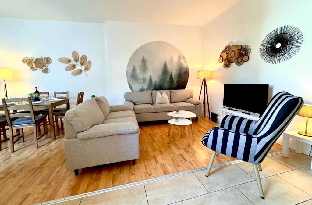 a living room with a couch and a dining room at Holiday Appartement,kostenfrei Parkplatz,Innenstadt,3 Bdr,6 Personen,Babybett in Bautzen