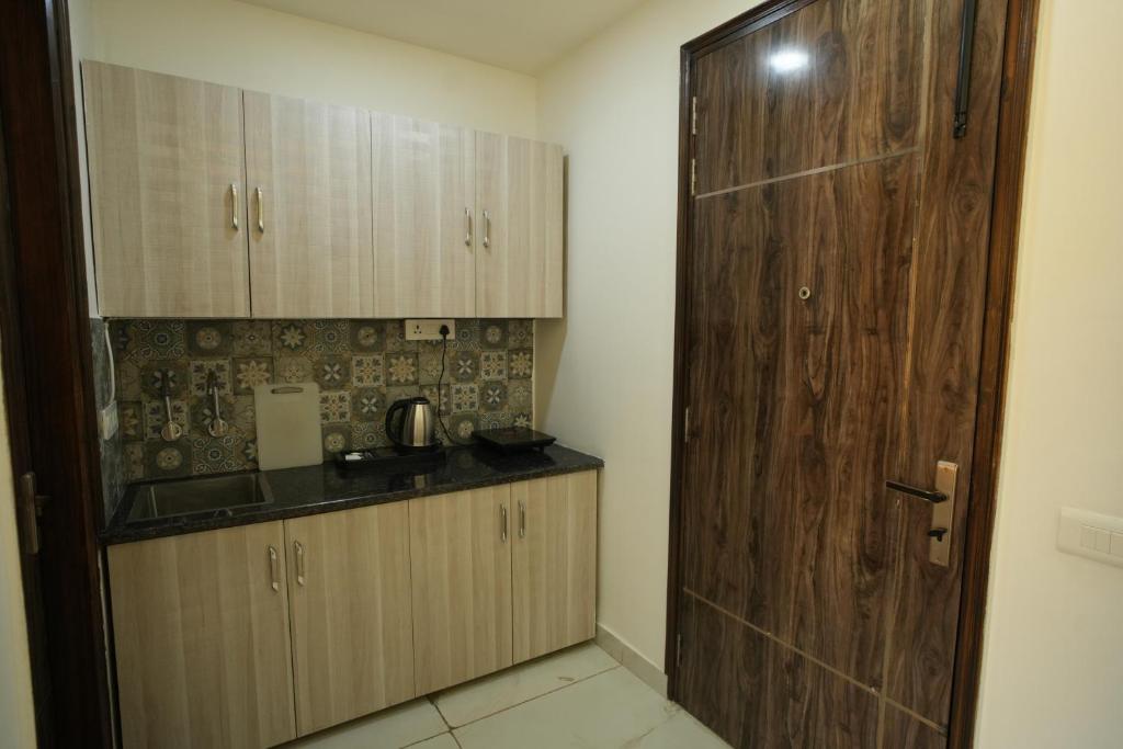 Kuchyň nebo kuchyňský kout v ubytování The Empire Corporate Studio Hotel Sector 43 ,Golf Course Road , One Horizon Center