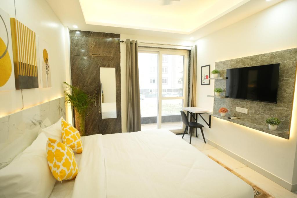 TV a/nebo společenská místnost v ubytování The Empire Corporate Studio Hotel Sector 43 ,Golf Course Road , One Horizon Center