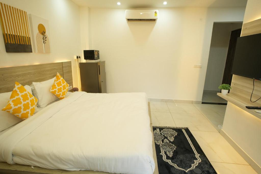 Postel nebo postele na pokoji v ubytování The Empire Corporate Studio Hotel Sector 43 ,Golf Course Road , One Horizon Center