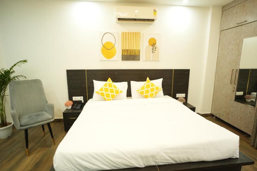 Postel nebo postele na pokoji v ubytování The Empire Corporate Studio Hotel Sector 43 ,Golf Course Road , One Horizon Center