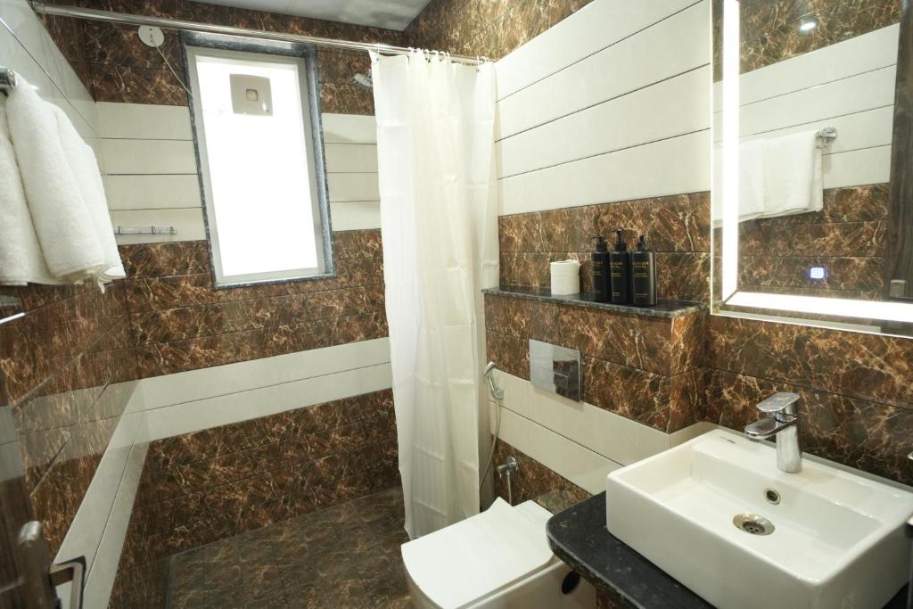 Koupelna v ubytování The Empire Corporate Studio Hotel Sector 43 ,Golf Course Road , One Horizon Center