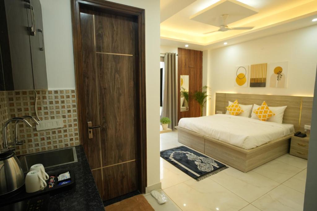 Postel nebo postele na pokoji v ubytování The Empire Corporate Studio Hotel Sector 43 ,Golf Course Road , One Horizon Center