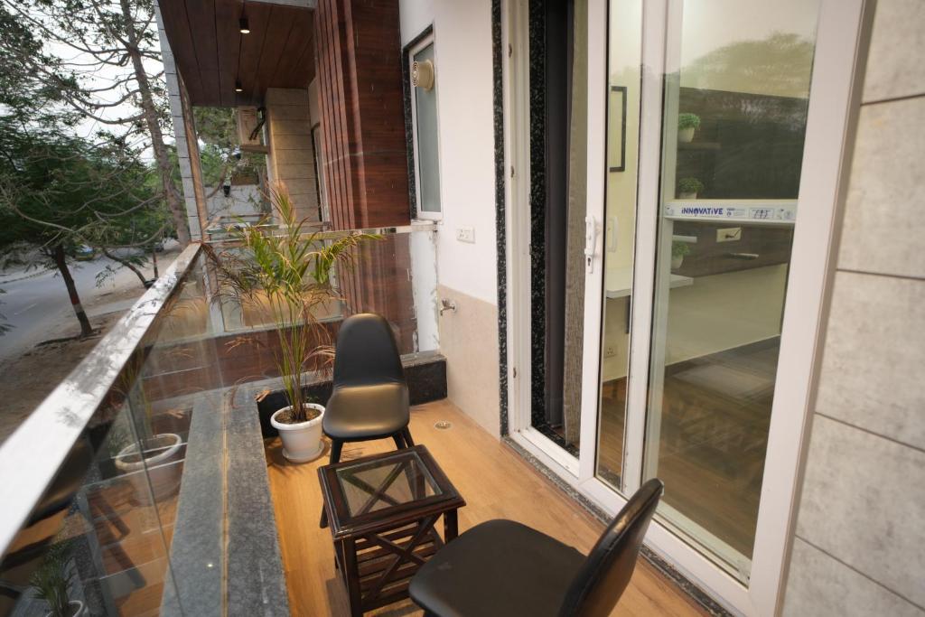 Balkón nebo terasa v ubytování The Empire Corporate Studio Hotel Sector 43 ,Golf Course Road , One Horizon Center
