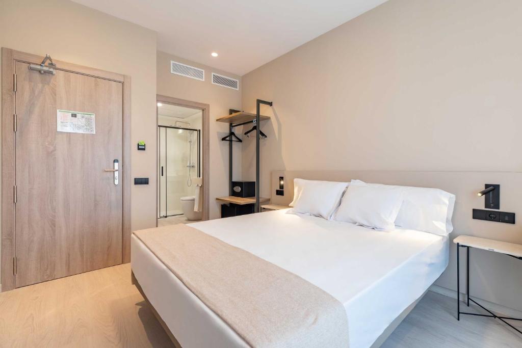 Postel nebo postele na pokoji v ubytování HQ Arena Hotel