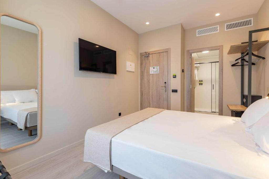 Postel nebo postele na pokoji v ubytování HQ Arena Hotel