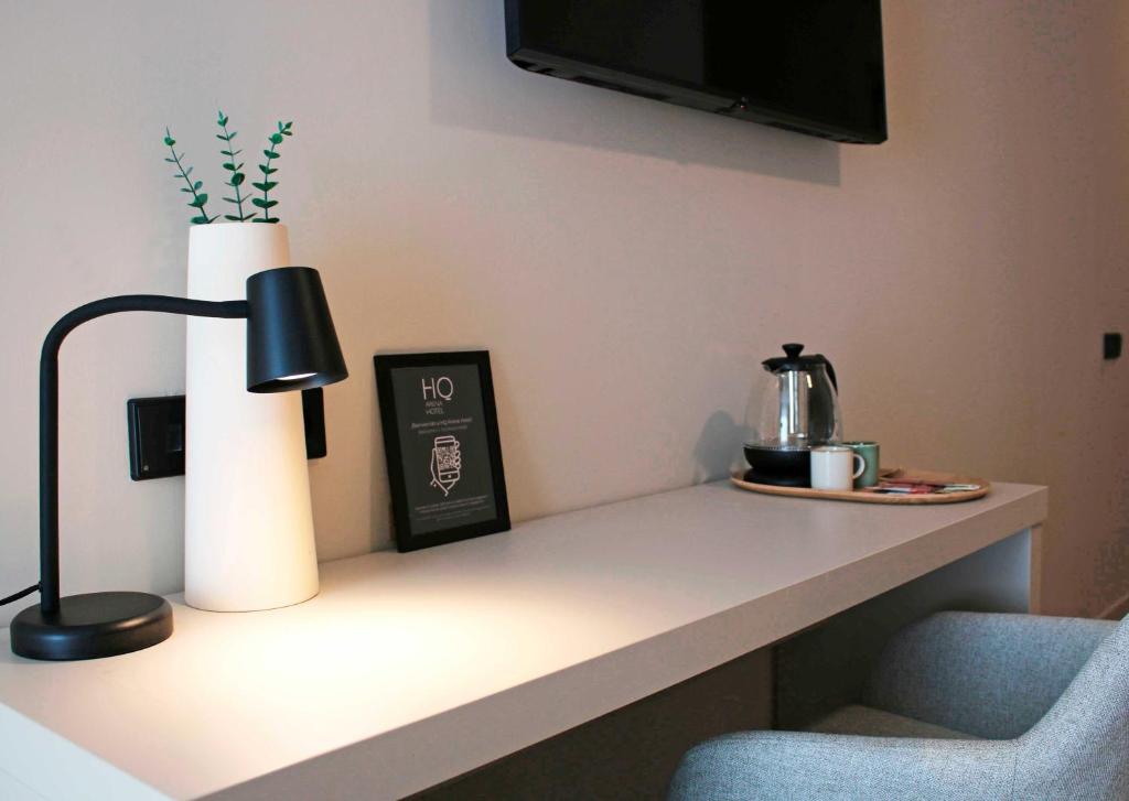 Příslušenství pro přípravu čaje a kávy v ubytování HQ Arena Hotel