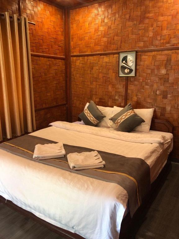 Vang Vieng Bungalows - Habitación Doble Con Balcón