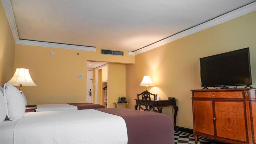 Uma televisão e/ou sistema de entretenimento em Hotel El Prado