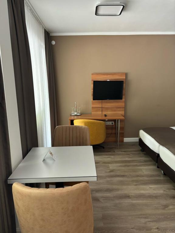 TV a/nebo společenská místnost v ubytování Hotel Schlangenbader Hof