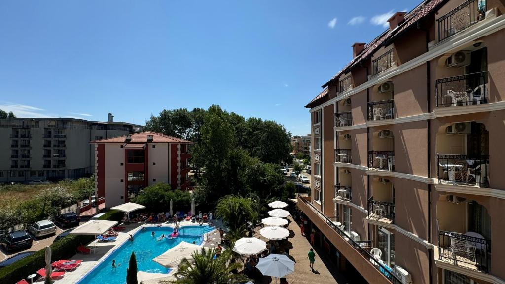 Bazén v ubytování Bratanov Bahami Residence Studio nebo v jeho okolí