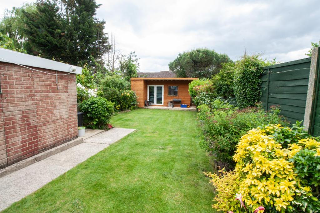 Beautiful 4 Bedroom Home with Garden Sleeps 10 - Holiday Home