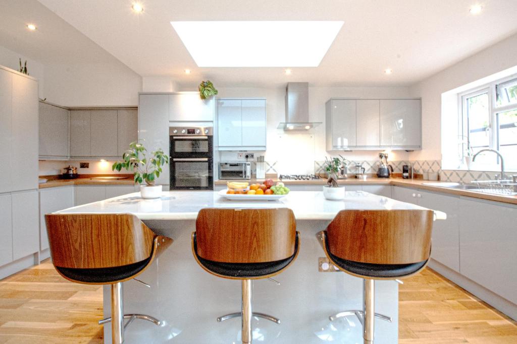 Beautiful 4 Bedroom Home with Garden Sleeps 10