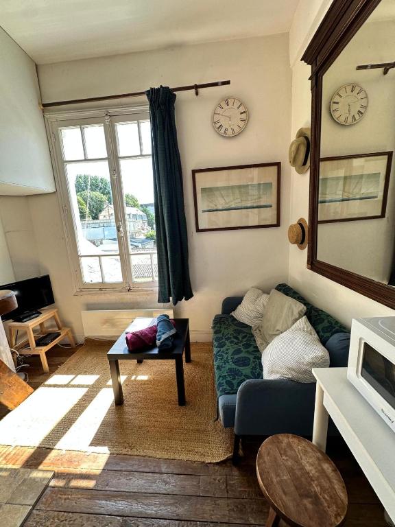 Posezení v ubytování Studio à Trouville - Charme de l'ancien