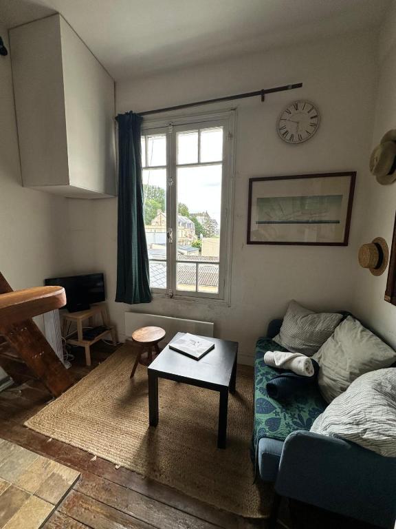 Posezení v ubytování Studio à Trouville - Charme de l'ancien